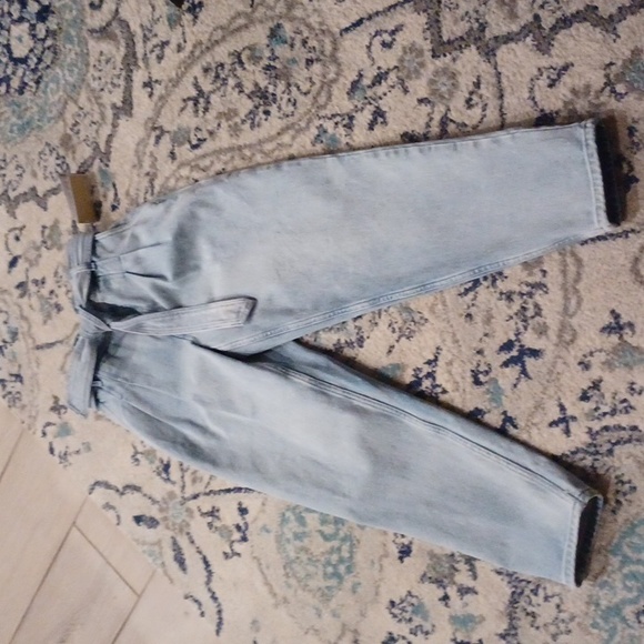 MICHAEL Kors Women's Pleated Belted Paper Bag Jeans Pants Light Blue Wash  NWT - Picture 1 of 11